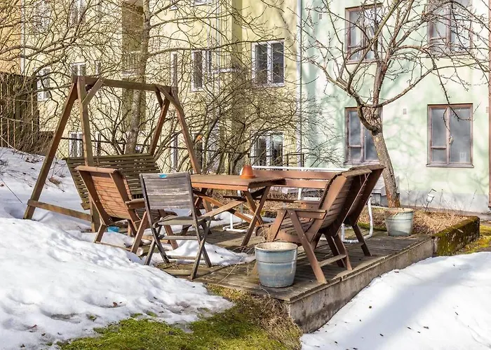 Charming Suite With Garden Views Steps From Metro
