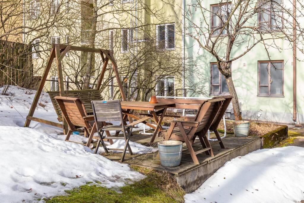 Charming With Garden Views Steps From Metro Lägenhet Helsingfors