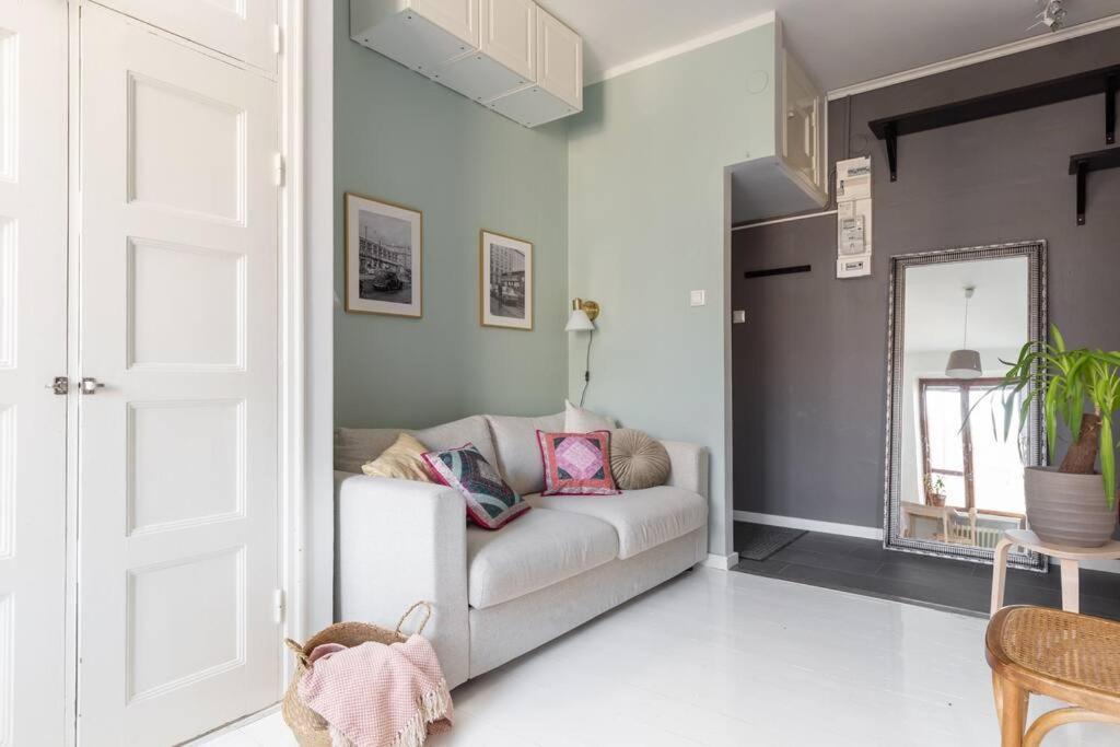 Charming With Garden Views Steps From Metro Lägenhet Helsingfors
