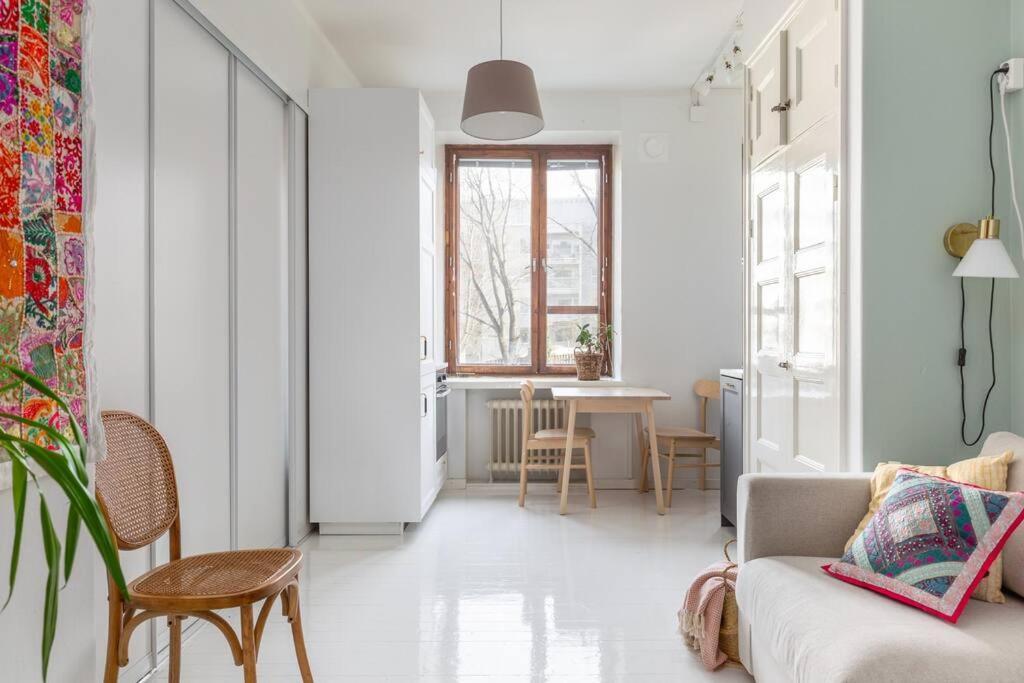 Lägenhet Charming With Garden Views Steps From Metro Helsingfors