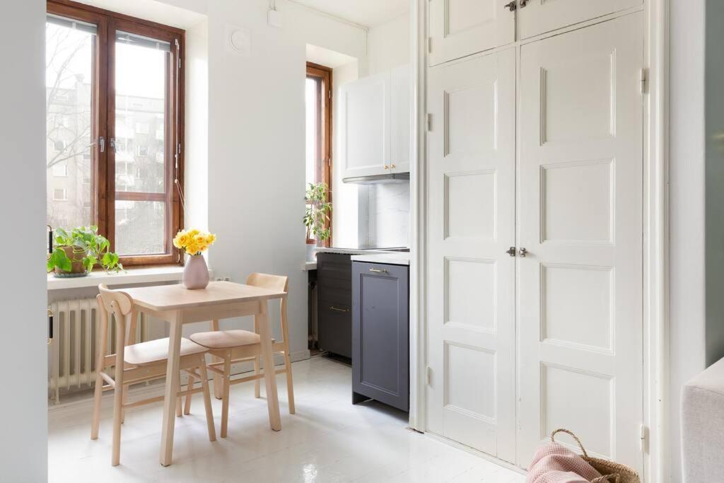 Charming With Garden Views Steps From Metro Lägenhet